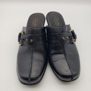 Clark Bendables clogs with gold ring